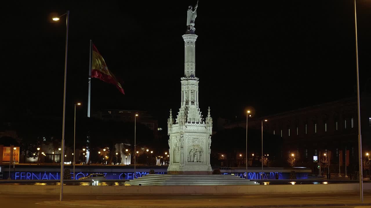 마드리드의 콜론 광장에 있는 기념비와 분수