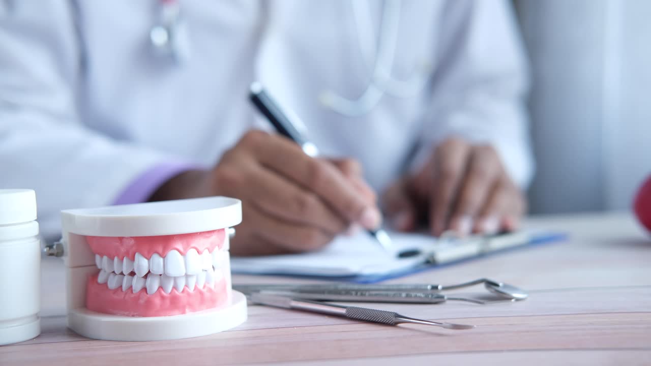 modelo de dentista a examinar os dentes