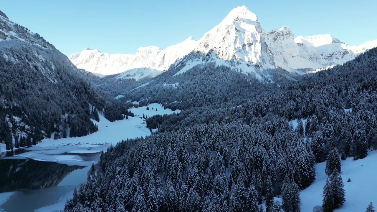 Obersee Glarus Svizzera, vista magnifica del lago e delle montagne innevate.