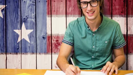 animación de un estudiante sonriendo sobre la bandera estadounidense