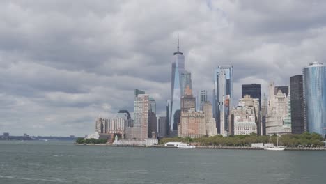 Horizonte-De-La-Ciudad-De-Nueva-York---Vista-Desde-Un-Ferry,-Desde-El-Río-Hudson