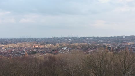 Un-Dron-De-Dolly-Forward-Disparó-Hacia-El-Horizonte-Del-Centro-De-Londres-Desde-Los-Jardines-Del-Palacio-De-Alexandra-En-Invierno