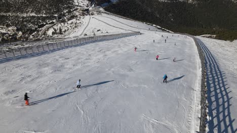 Menschen-üben-Skifahren-In-Navacerrada,-Madrid,-Spanien,-Inmitten-Eines-Wunderschönen-Waldes