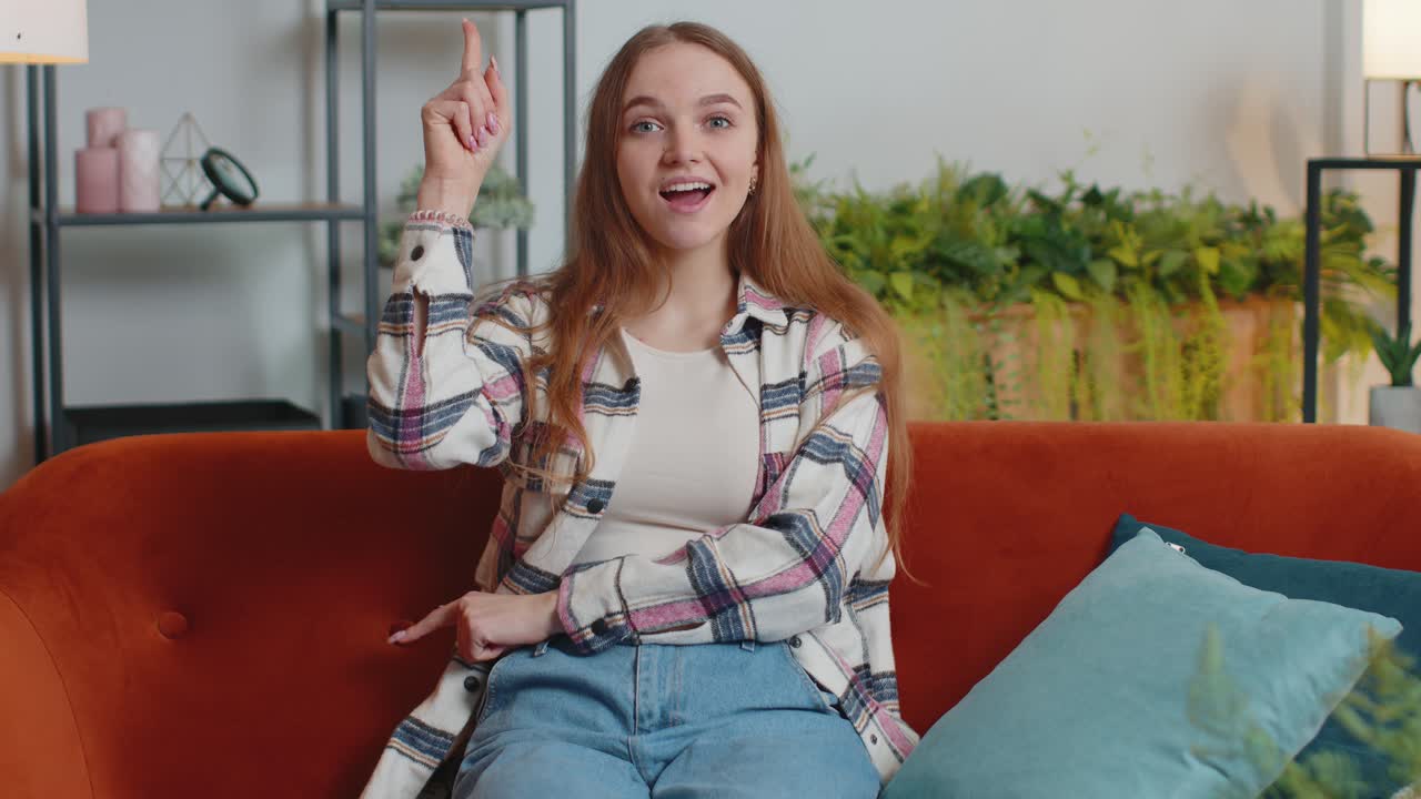Ragazza adolescente premurosa, intelligente e piena di ispirazione fa un gesto alla "eureka", alza il dito perché ha avuto un'idea creativa