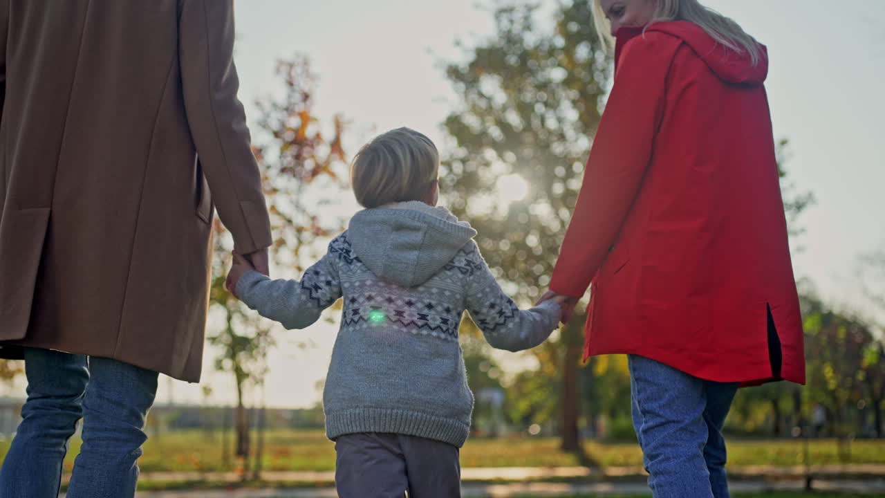 공원에서 고 있는 가족