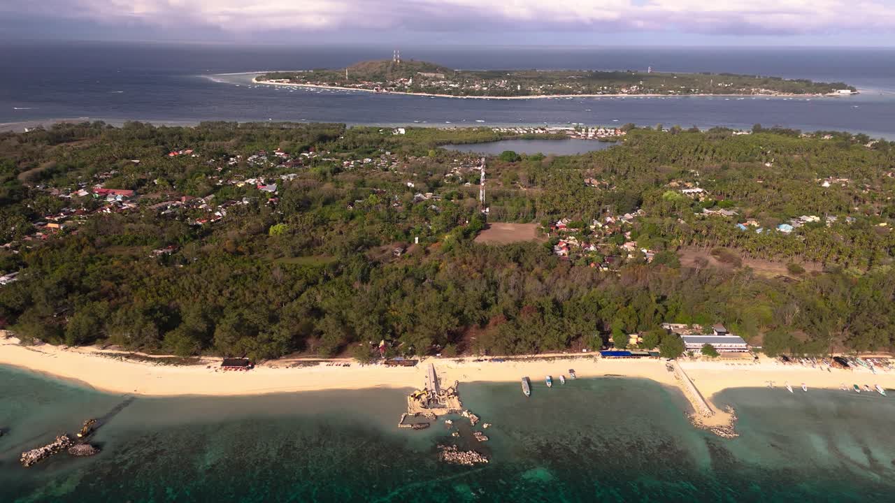 Volo laterale, vista di Gili Meno, Gili Trawangan e il mare (3 di 3).