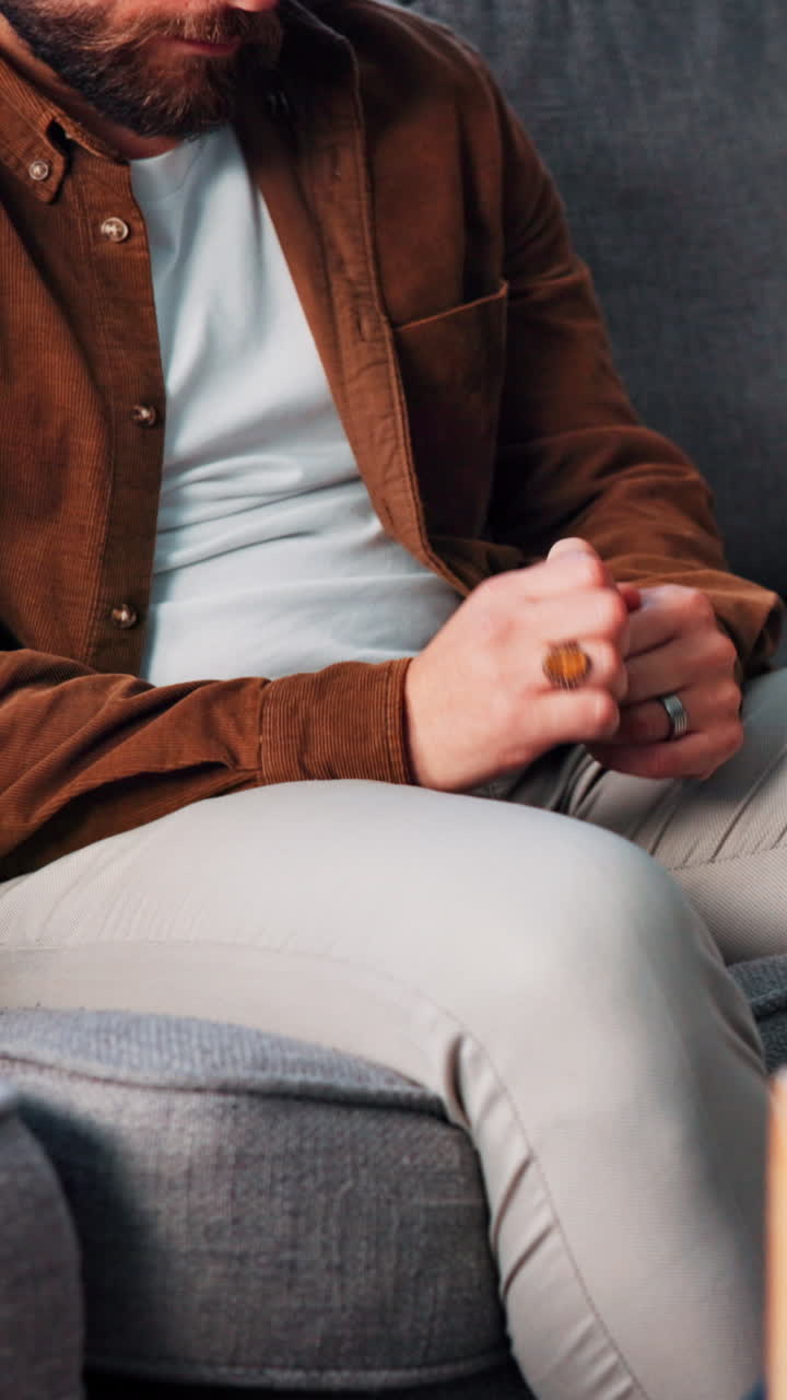 Mand, der sidder på en sofa