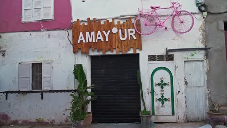 pintoresca entrada de la tienda en tagahzout