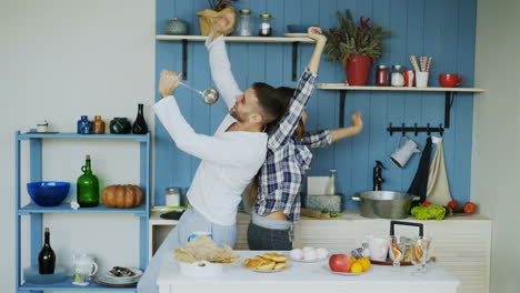 una pareja divirtiéndose en la cocina.