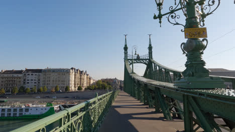 Persona-Caminando-Por-El-Puente-De-La-Libertad