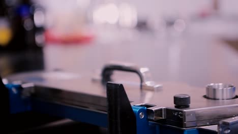 procedimiento de laboratorio con equipo