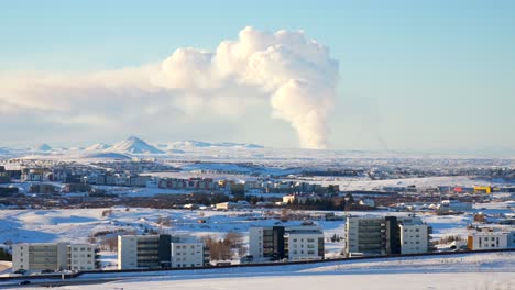 erupción volcánica al amanecer en islandia