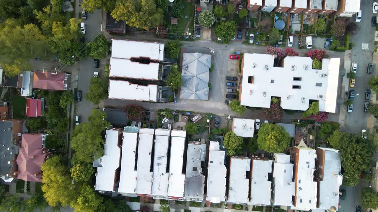 hileras de casas históricas en el fan district de richmond, virginia | vista aérea de arriba hacia abajo | verano 2021