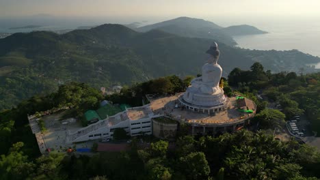 Toma-Aérea-De-Gran-Buda-En-Phuket,-Tailandia