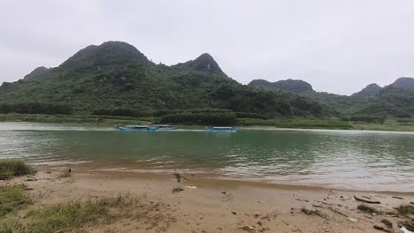 el río que fluye a lo largo de ambas montañas ofrece serenas y pintorescas excursiones en barco fluvial