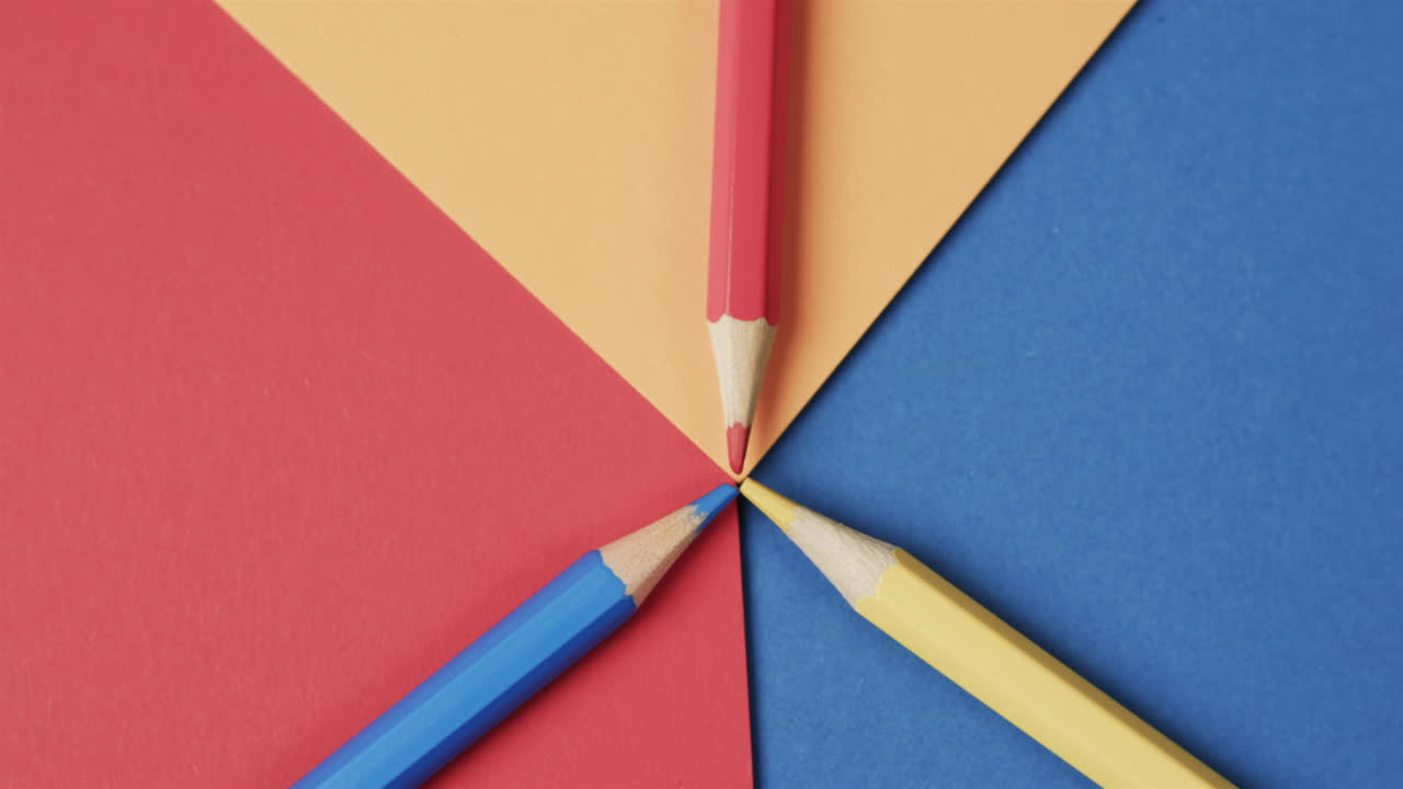 슬로우 모션 으로 다채로운 배경 에 있는 크레이온 들 의 상상