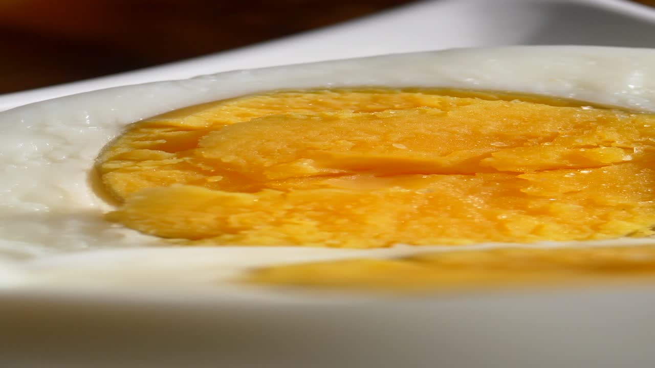 반으로 은 달의 클로즈업