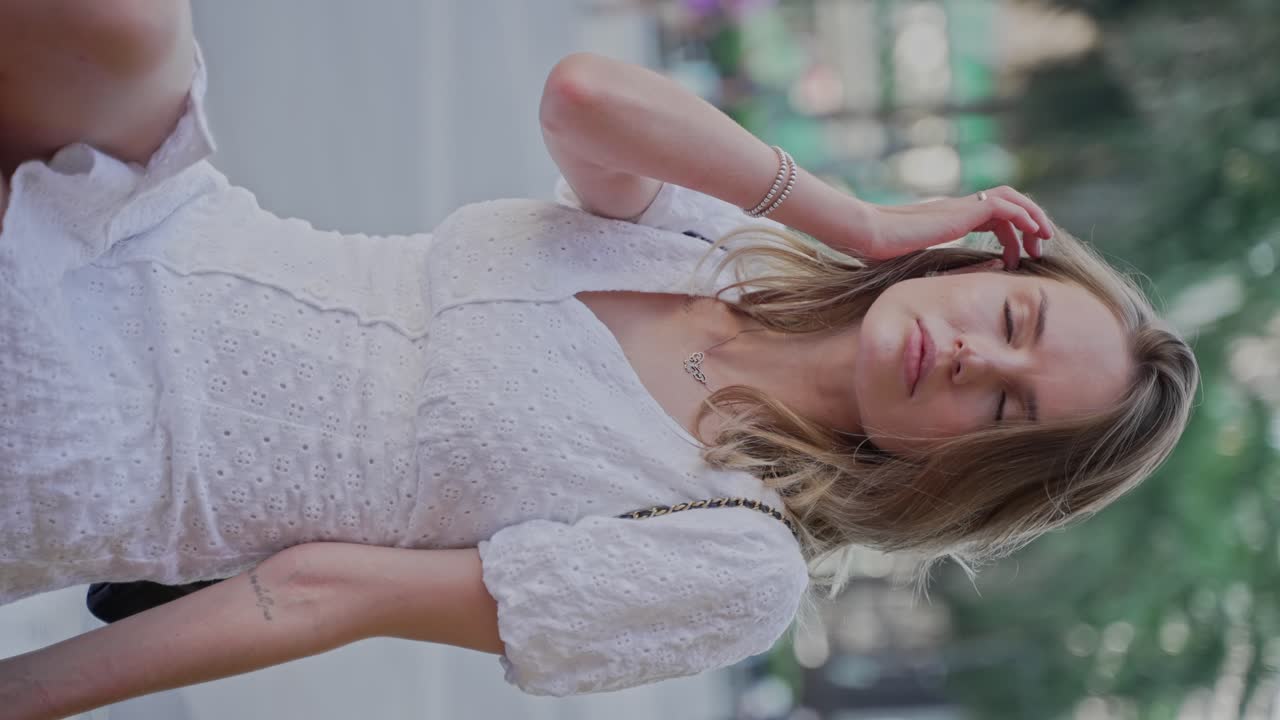 야외에서  드레스를 입은 여자