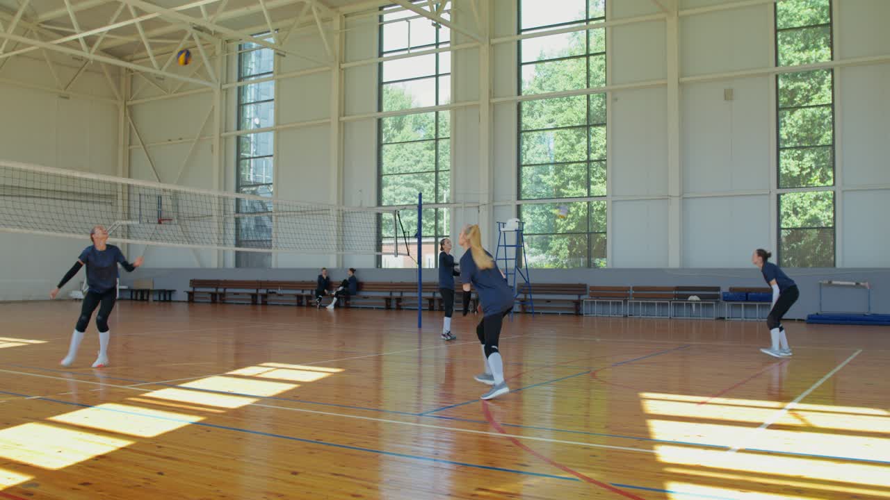 Volleyballkamp på en indendørs bane