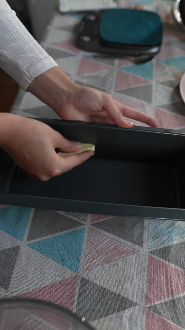 engrasando una sartén para hornear