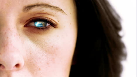 la tierra girando en cámara lenta en el ojo de una mujer con cortesía de nasa.org