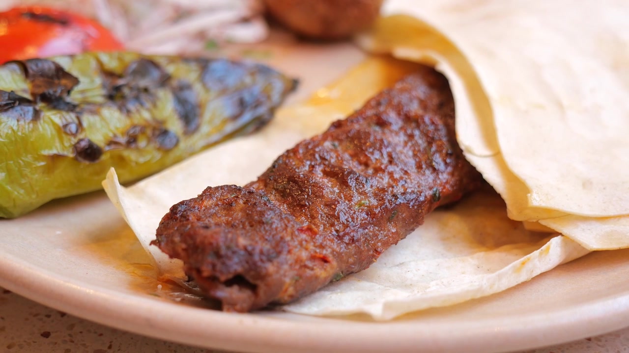 Lavaş ve Közlenmiş Biber ile Servis Edilen Izgara Adana Kebap