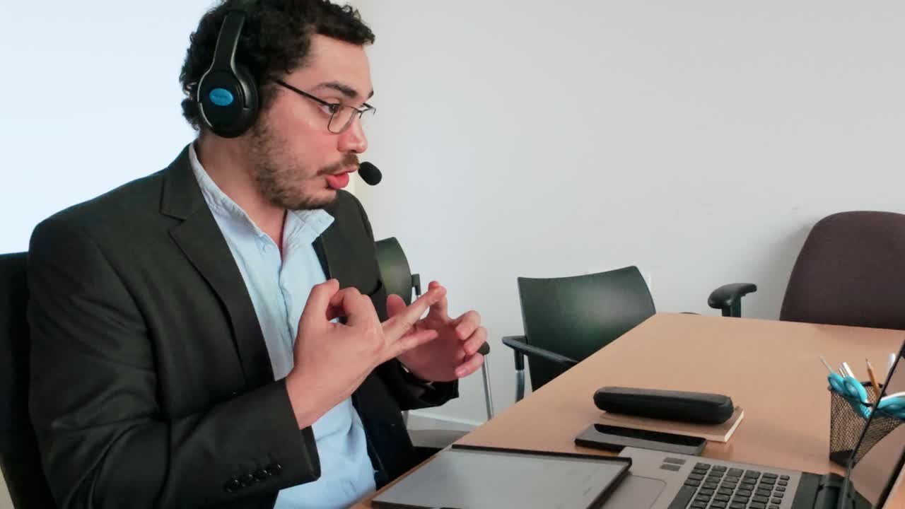 Professionista freelance alla sua postazione di lavoro domestica