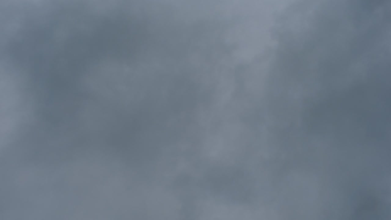 폭풍우가 하늘을 움직이고 있습니다.