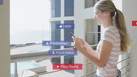 animación de iconos de las redes sociales sobre una mujer feliz usando un teléfono inteligente en el balcón