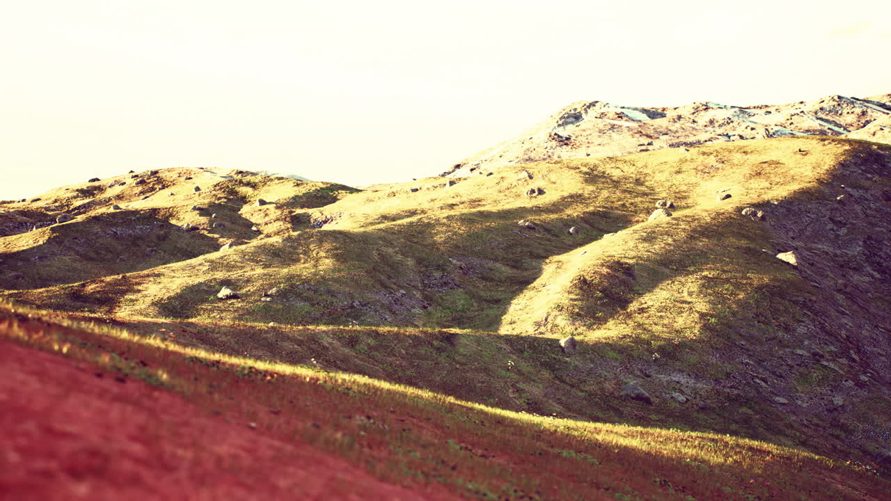 인도 히말라야 의 산 들 위 에 해 가 지는 장면