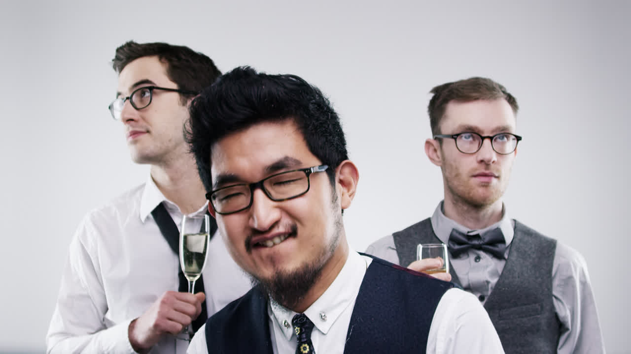 재미있는 아시아 남자가 슬로우 모션 결혼식 사진 부스 시리즈를 춤추고 있습니다.