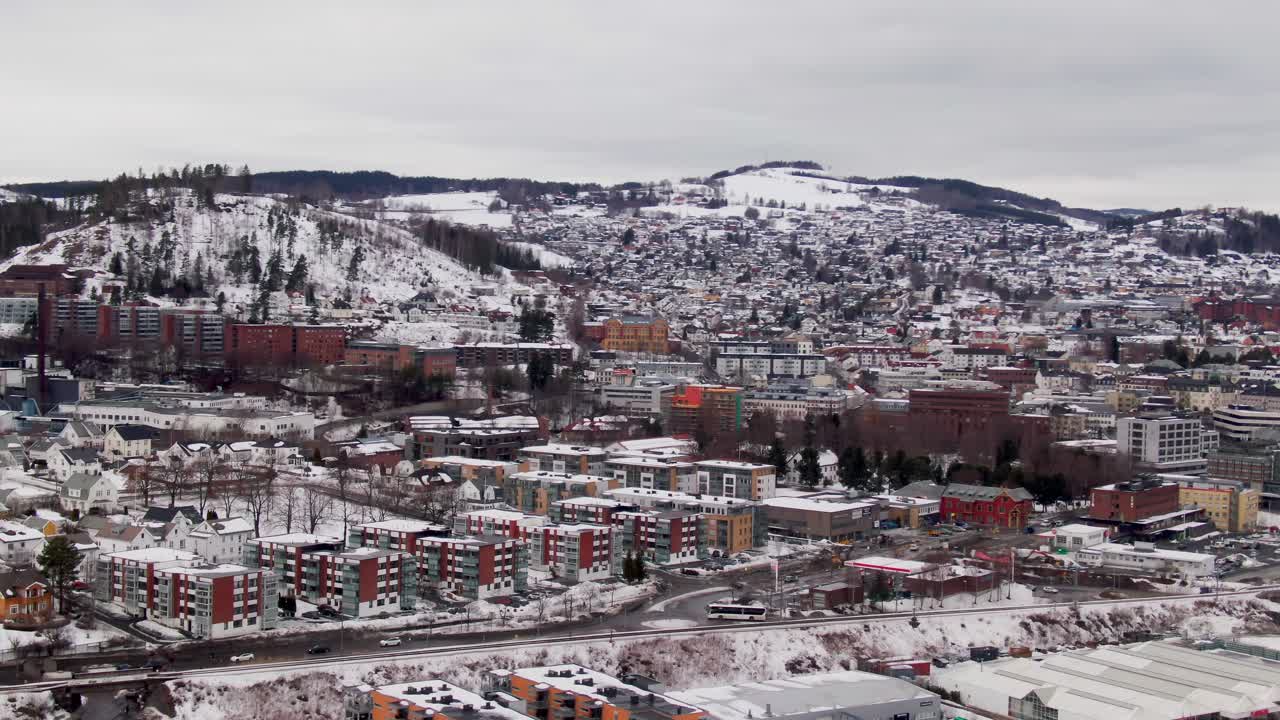 Ripresa drone con effetto parallasse della città di Gjövik, Norvegia, in un freddo giorno d'inverno