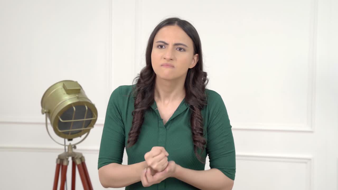 chica india enojada mostrando agresión