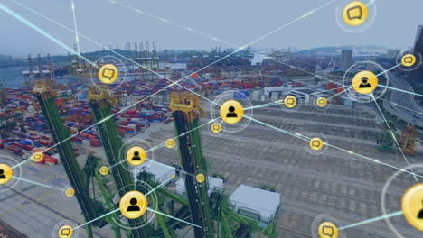 red de iconos digitales frente a la vista aérea del puerto