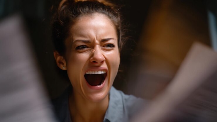 Une femme exprimant intensément une émotion tout en tenant des papiers, montrant un moment puissant de frustration ou d'excitation, avec une atmosphère énergique et un accent sur son expression.