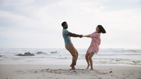 una pareja disfrutando de un momento romántico en la playa.