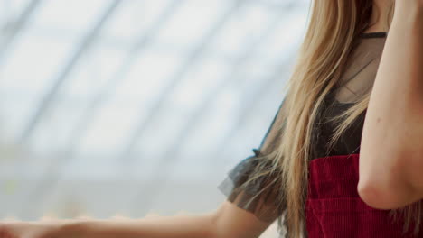 chica joven atractiva va de compras en el centro comercial, hablando por teléfono, concepto de compras, concepto de moda, concepto de comunicación