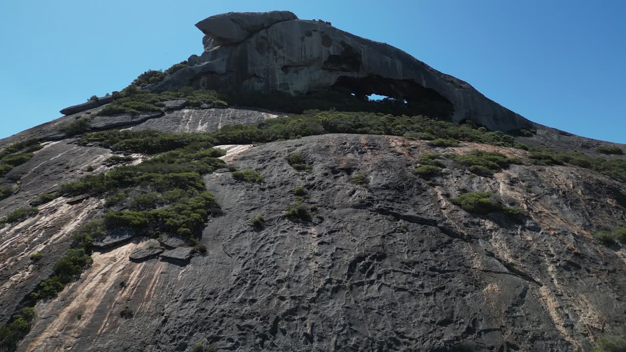 로키 슬로프 산 (rocky slope mountain) 을 오르는 드론, 서부 오스트레일리아 에스페란스 근처 국립 공원 에 있는 프렌치맨 마운트 (frenchman mount) 꼭대기에 있는 동굴을 향해.