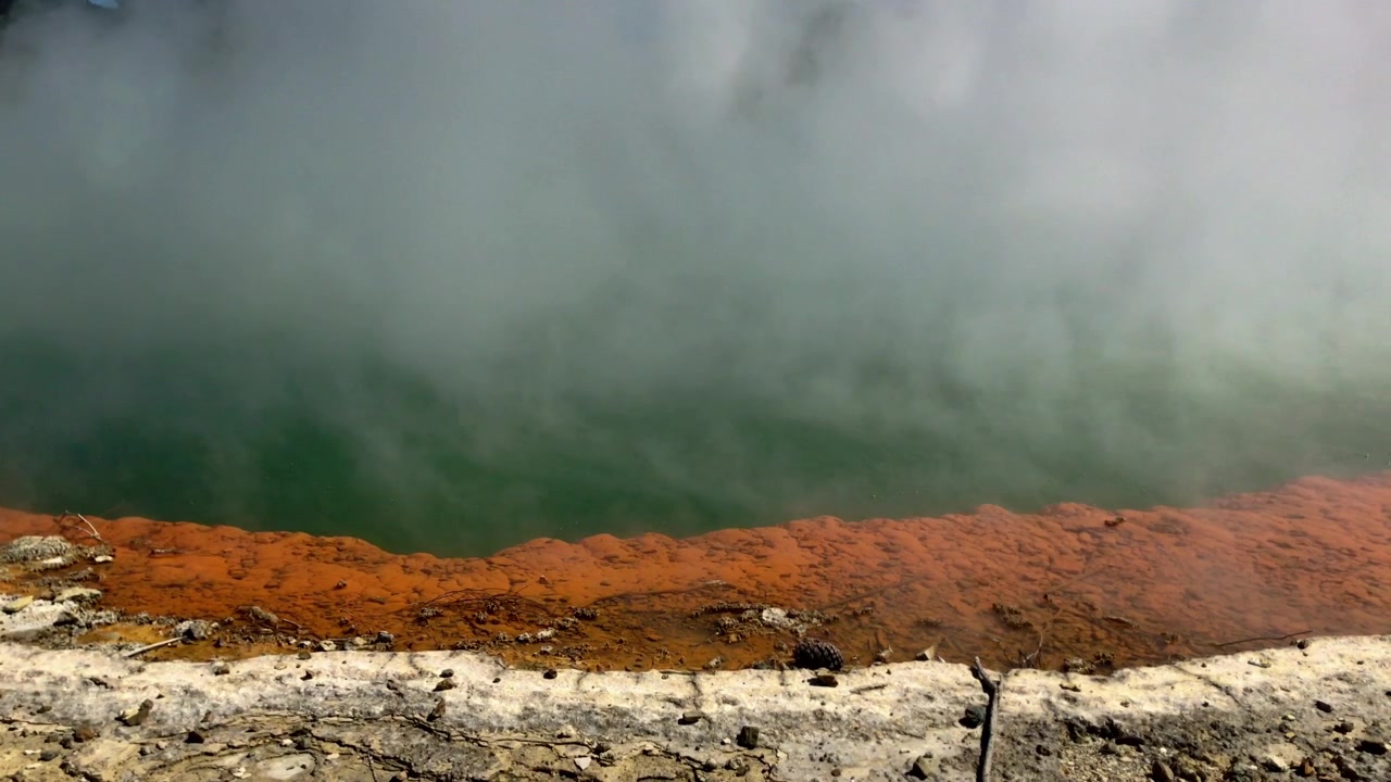 Fumo caldo emesso da un lago termale noto come Champagne Pool a Wai-O-Tapu vicino a Rotorua, Nuova Zelanda, una popolare attrazione turistica.