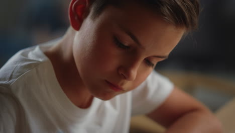 niño diligente que estudia en casa, alumno inteligente que toma notas en el interior.