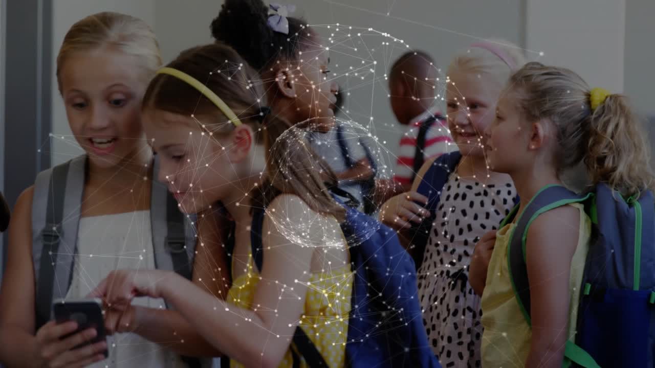 Três colegiais conversando nos armários, pegando o celular e ativando esfera de RA para explorar tecnologia