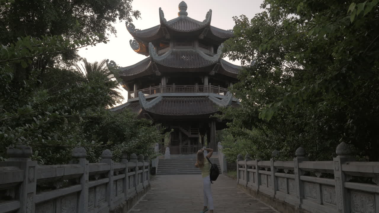 mujer haciendo una caminata turística en el área del templo de bai dinh, vietnam