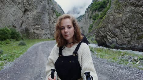 mujer caminando en un valle de montaña