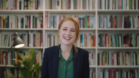 Retrato-De-Una-Hermosa-Joven-Pelirroja-Mujer-De-Negocios-Pasante-Riendo-Feliz-Disfrutando-De-Una-Oportunidad-De-Carrera-Profesional-En-El-Fondo-De-La-Biblioteca