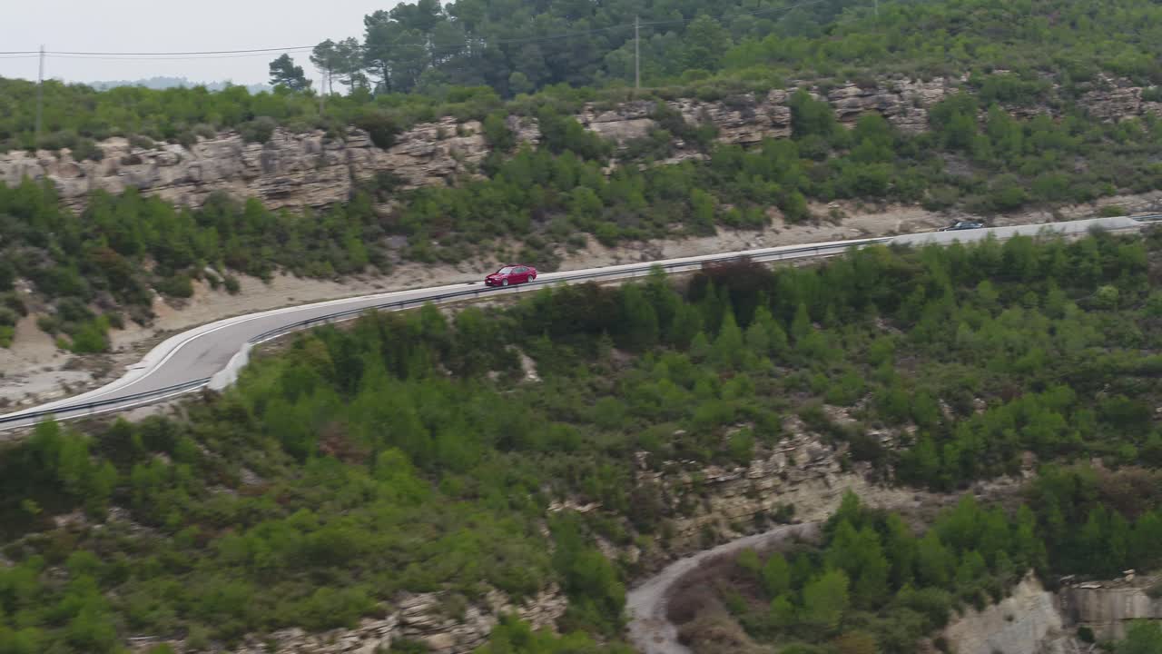 좁은 절벽 도로를 달리는 자동차 - 공중 촬영