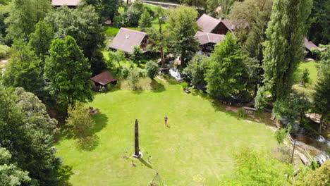 Toma-Aérea-De-Drones-De-La-Naturaleza-Y-Cascadas-En-Rastoke,-Cerca-De-La-Ciudad-De-Slunj,-Croacia