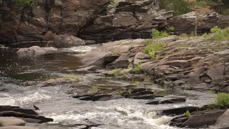 Wasser,-Das-Sanft-Einen-Malerischen,-Ruhigen-Fluss-Hinunterfließt