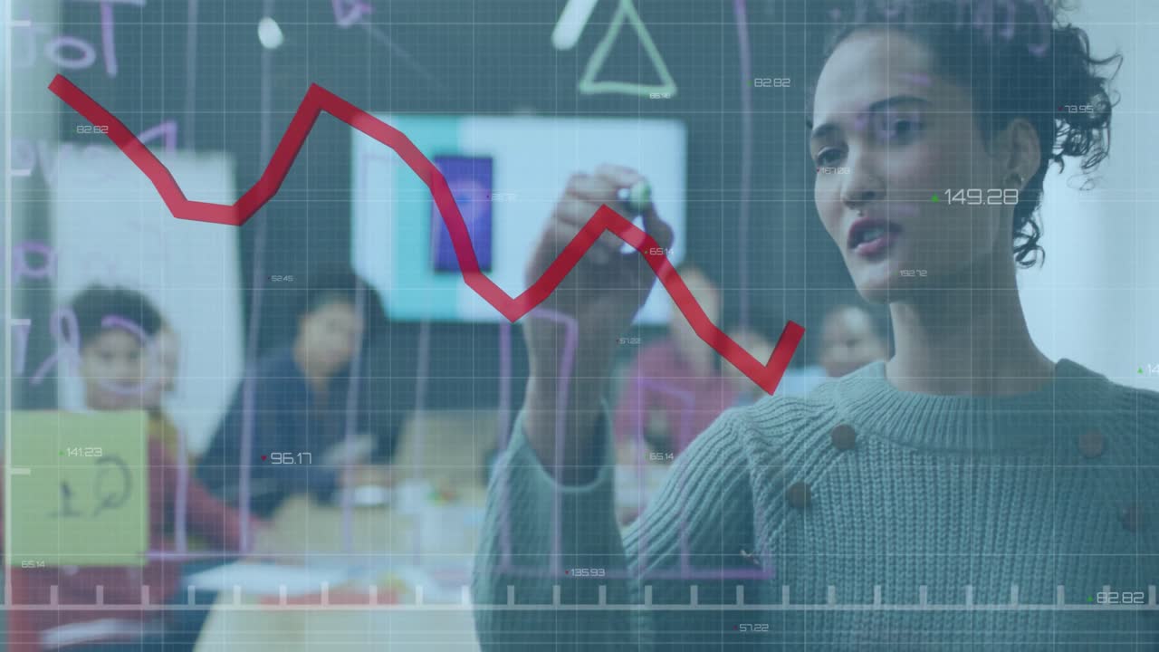 animación del procesamiento de datos financieros sobre diversas personas de negocios que se reúnen en la oficina
