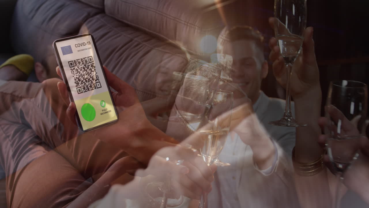 mujer con un teléfono inteligente con código qr en la pantalla contra un grupo de amigos brindando sus bebidas