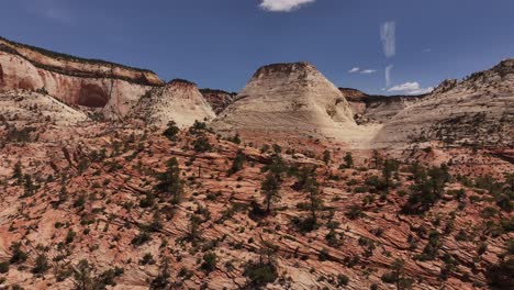 Mehrschichtige-Rote-Felsformationen-Und-Zerklüftetes-Gelände-Unter-Klarem-Himmel-Im-Zion-Nationalpark